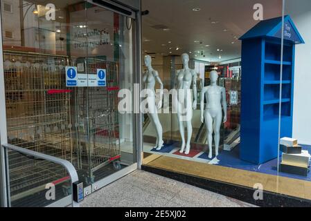 Londres, Royaume-Uni. 28 janvier 2021. Des mannequins se tiennent à l'entrée du grand magasin Debenhams d'Oxford Street, la maison traditionnelle de la vente au détail dans le West End. Les fenêtres et la surface de vente du magasin ont déjà été vidée du stock. Le détaillant en ligne Boohoo a récemment acheté la marque Debenhams, tous les magasins fermera et 12,000 employés perdront leur emploi. Credit: Stephen Chung / Alamy Live News Banque D'Images