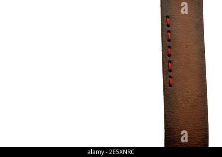 Bracelet en cuir marron avec coutures rouges sur fond blanc. Fragment de courroie. Accessoire de vêtement. Isoler Banque D'Images