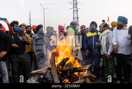NEW DELHI, INDE - JANVIER 2021 : Portrait de jeunes agriculteurs indiens sikhs de différents États proteste à la frontière de Ghazipur. Les agriculteurs protestent. Banque D'Images