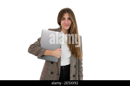 Femme d'affaires en costume tenant son ordinateur portable avec sa main, isolée sur fond blanc. Banque D'Images
