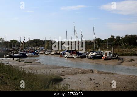 Bateaux amarrés sur la baleine à Oare Creek à marée basse Faversham, Kent, Angleterre, Royaume-Uni Banque D'Images