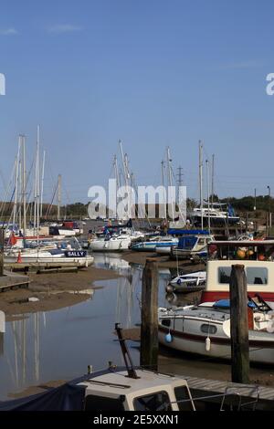 Bateaux amarrés sur la baleine à Oare Creek à marée basse Faversham, Kent, Angleterre, Royaume-Uni Banque D'Images