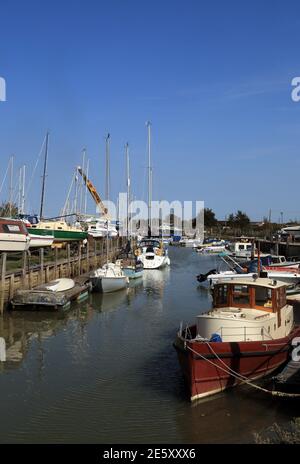 Bateaux amarrés sur la baleine à Oare Creek à marée basse Faversham, Kent, Angleterre, Royaume-Uni Banque D'Images