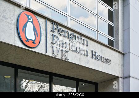 Londres, Royaume-Uni - 02 février 2019 : panneau Orange Penguin Random House sur leur succursale britannique au 20 Vauxhall Bridge. PRH est un conglome multinational Banque D'Images