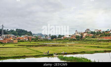 Antananarivo, Madagascar - 24 avril 2019: Paysage typique pendant une journée découverte près de la capitale de Madagascar, maisons sur de petites collines, avec des gens Banque D'Images