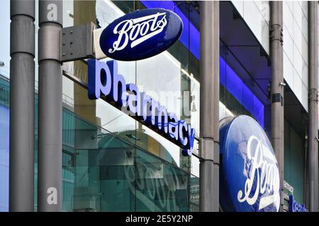 Londres, Royaume-Uni - 01 février 2019 : signe ovale bleu typique dans l'une des nombreuses succursales de Boots à Londres. Boots est un chai de pharmacie de santé et de beauté Banque D'Images