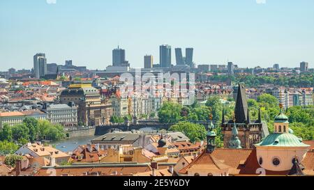 Vue panoramique sur la belle vieille ville avec la tour du pont Charles Passerelle par la rivière Vltava et nouveau quartier d'affaires moderne avec Gratte-ciels de Pra Banque D'Images