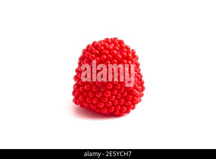 Bonbons en gelée à la framboise rouge isolés sur un fond blanc Banque D'Images