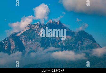 Une photo du mont Pilatus vu du lac de Lucerne. Banque D'Images