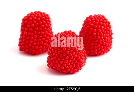 Bonbons en gelée à la framboise rouge isolés sur un fond blanc Banque D'Images