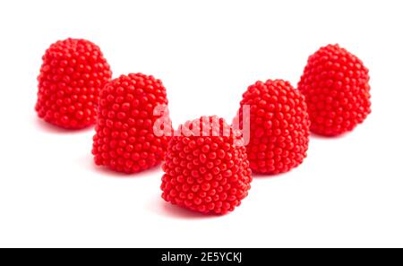 Bonbons en gelée à la framboise rouge isolés sur un fond blanc Banque D'Images