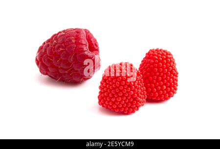 Bonbons en gelée à la framboise rouge isolés sur un fond blanc Banque D'Images