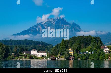 Une photo du mont Pilatus vu du lac de Lucerne. Banque D'Images