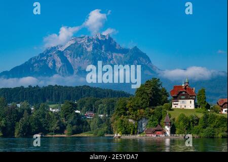 Une photo du mont Pilatus vu du lac de Lucerne. Banque D'Images