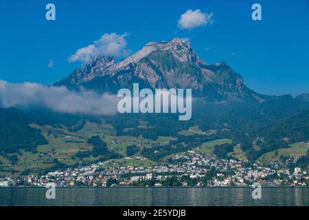 Une photo du mont Pilatus vu du lac de Lucerne. Banque D'Images