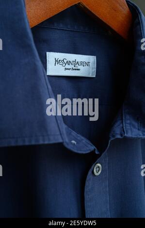 Bleu Yves Saint Laurent coton chemise détails gros plan. Mode pour hommes. Banque D'Images