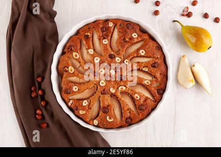 Délicieux gâteau aux poires sur une table en bois. Encore la vie avec tarte faite à la main, noix et fruits frais et l'espace de copie. Gâteau végétalien sans gluten avec farine de noix. Banque D'Images