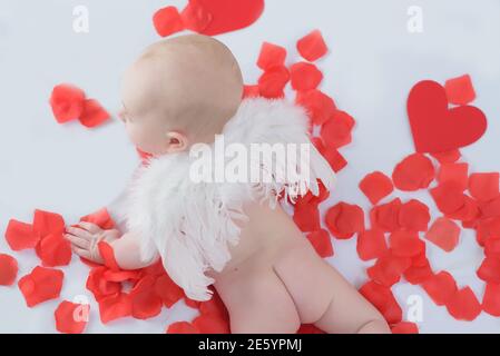 mignon petit bébé avec coeur dans les mains. Saint Valentin Banque D'Images