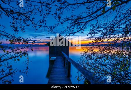 Boathouse au crépuscule sur Ammersee, Stegen , Fuenfseenland, haute-Bavière, Bavière, Allemagne, Europe Banque D'Images