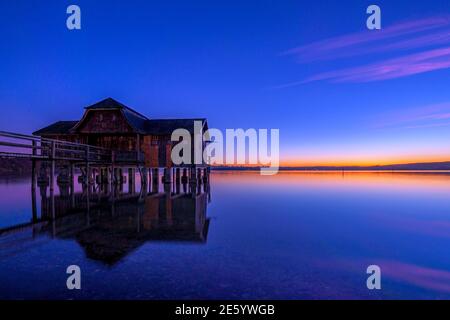 Boathouse au crépuscule sur Ammersee, Stegen , Fuenfseenland, haute-Bavière, Bavière, Allemagne, Europe Banque D'Images