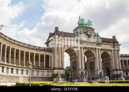 Arche triomphale au Parc du Cinquantenaire (Parc du cinquantième anniversaire) dans le quartier européen de Bruxelles, Belgique. Banque D'Images