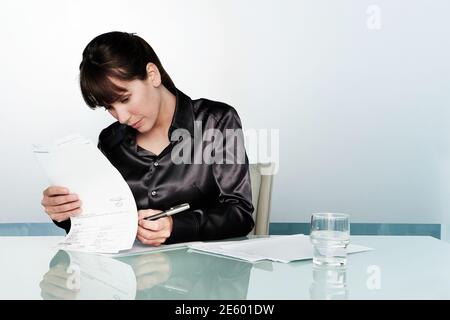 Young businesswoman signature contrat at conference table Banque D'Images