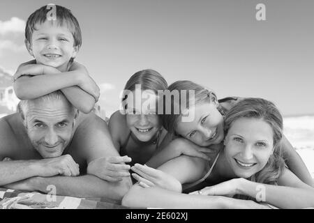 Photo en noir et blanc de la famille heureuse située sur le plage Banque D'Images