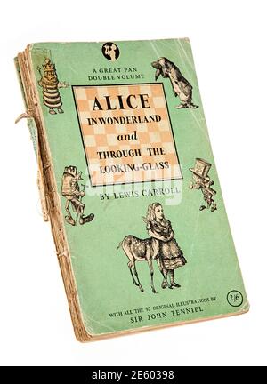 Alice au pays des merveilles et à travers le livre de poche en verre Par Lewis Carroll publié par Pan en 1947 Banque D'Images