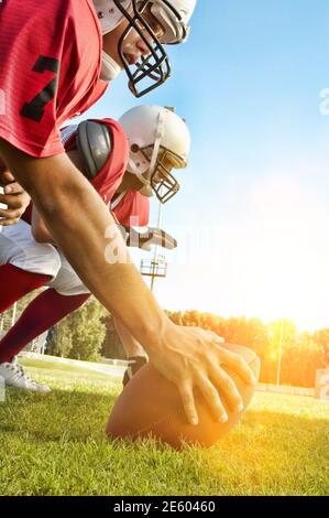 Centre avec le football et s'attaquer à l'Offensive Banque D'Images