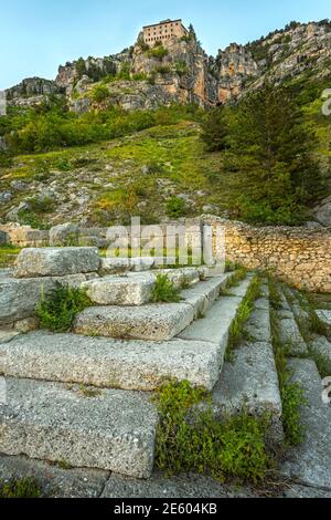 Fouilles archéologiques au Parc archéologique du Sanctuaire d'Ercole Curino. En arrière-plan l'ermitage de Sant'Onofrio al Morrone Banque D'Images