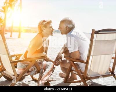 Portrait d'un couple senior montrant de l'affection sur la plage Banque D'Images