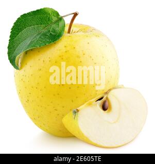 Fruit de pomme jaune avec feuille verte et tranche isolée sur fond blanc. Pomme dorée avec passe-cheveux. Profondeur de champ complète Banque D'Images