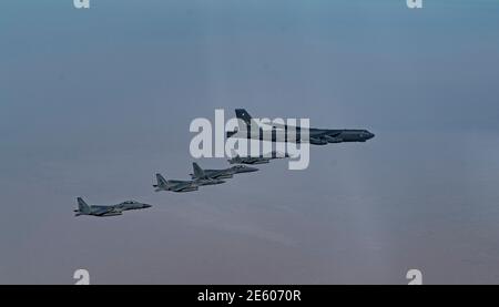 Golfe persique, Arabie Saoudite. 27 janvier 2021. Un bombardier stratégique B-52 de la 2e Escadre Bomb de la Force aérienne des États-Unis B-15 Stratofortress escorte par des avions de chasse F-27 de la Royal Saudi Air Force lors d'un déploiement de courte durée vers le milieu-est le 202 janvier au-dessus du golfe Persique. Credit: Planetpix/Alamy Live News Banque D'Images
