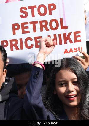 Guwahati, Assam, Inde. 28 janvier 2021. Des activistes de tous les Assam Students Union (AASU) manifestation contre la hausse des prix du carburant et de différents articles essentiels à Guwahati Assam Inde le jeudi 28 janvier 2021 crédit: Dasarath Deka/ZUMA Wire/Alay Live News Banque D'Images