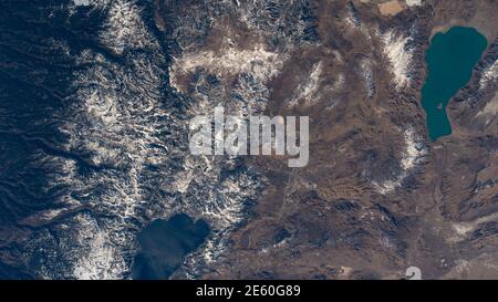 Lac Pyramid, en haut à droite, au Nevada; lac Tahoe, en bas à gauche, en Californie; et les montagnes enneigées de la Sierra Nevada comme la Station spatiale internationale orbite à 262 miles au-dessus de la Terre. Banque D'Images