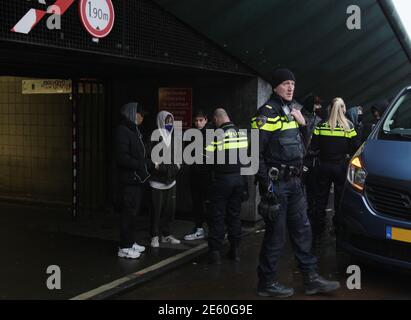 Les policiers néerlandais vérifient un groupe de jeunes qui Rassemblés au Museumplein pour prévenir le vandalisme par mesure anti-coronavirus Manifestants sur Ja Banque D'Images