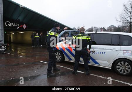 Les policiers néerlandais vérifient un groupe de jeunes qui Rassemblés au Museumplein pour prévenir le vandalisme par mesure anti-coronavirus Manifestants sur Ja Banque D'Images