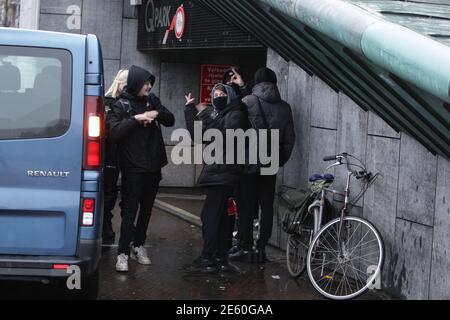 Les policiers néerlandais vérifient un groupe de jeunes qui Rassemblés au Museumplein pour prévenir le vandalisme par mesure anti-coronavirus Manifestants sur Ja Banque D'Images