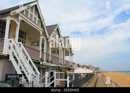 Maisons traditionnelles propres à la rue Marina de la ville de Deal.Deal est une ville dans le Kent, en Angleterre, qui se trouve où la mer du Nord et la Manche se rencontrent Banque D'Images