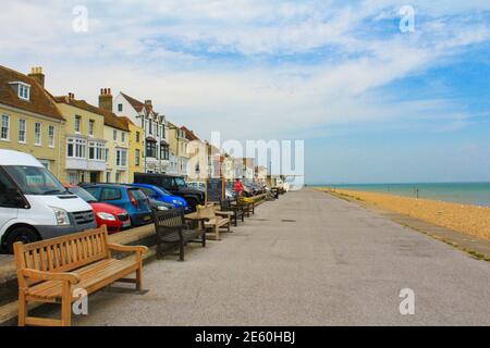 Maisons traditionnelles propres à la rue Marina de la ville de Deal.Deal est une ville dans le Kent, en Angleterre, qui se trouve où la mer du Nord et la Manche se rencontrent Banque D'Images