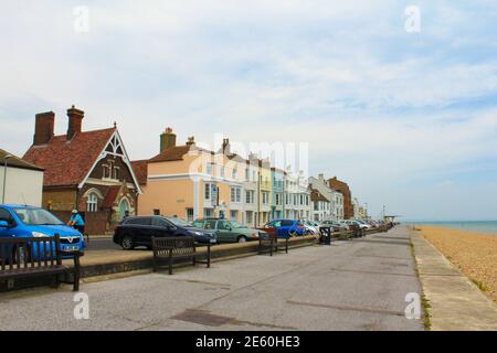 Maisons traditionnelles propres à la rue Marina de la ville de Deal.Deal est une ville dans le Kent, en Angleterre, qui se trouve où la mer du Nord et la Manche se rencontrent Banque D'Images