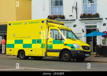 Ambulance britannique jaune vif garée dans la rue, ville de Deal, Kent, Royaume-Uni, juillet 2016 Banque D'Images