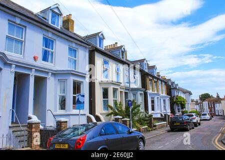 Vue sur les maisons mitoyennes traditionnelles dans une rue de Deal, Deal est une ville de Kent, Angleterre, qui se trouve là où la mer du Nord et la Manche se rencontrent Banque D'Images