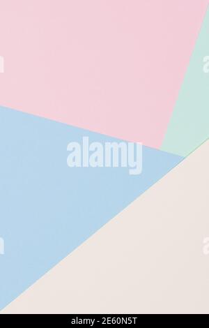 Arrière-plan abstrait de texture de papier de couleur. Formes géométriques et lignes minimales en bleu, rose, vert, jaune Banque D'Images