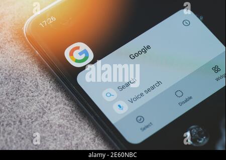 New york, États-Unis - 26 janvier 2021 : ouvrez l'application de recherche google sur l'écran du smartphone en gros plan. Rechercher dans le thème Internet Banque D'Images