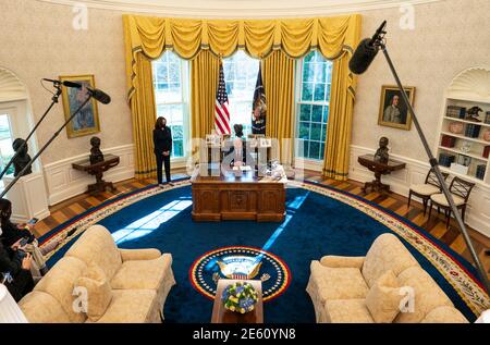 Washington, États-Unis d'Amérique. 28 janvier 2021. Le président américain Joe Biden signe des décrets renforçant l'accès des Américains à des soins de santé de qualité et abordables, dans le bureau ovale de la Maison Blanche à Washington, DC, le jeudi 26 janvier 2021. Credit: Doug Mills/Pool via CNP | usage dans le monde crédit: dpa/Alay Live News Banque D'Images