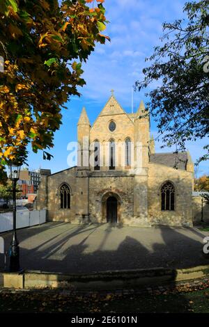 Couleurs d'automne sur Grimsby Minster, ville de Grimsby, Lincolnshire County, Angleterre Banque D'Images