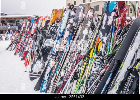 Big Sky, MT, US-Feb 7 2020: De nombreuses paires de skis sont pendu sur un rack dans une station de ski en hiver. Banque D'Images