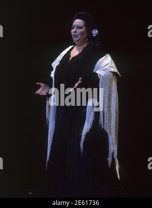 MONTSERRAT CABALLE CANTANDO EN LA ZARZUELA LA DOLORES - S XX. Auteur: TAMAYO JOSE. EMPLACEMENT : TEATRO DE LA ZARZUELA. MADRID. ESPAGNE. Banque D'Images