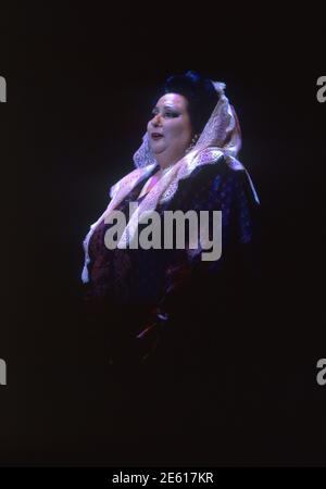 MONTSERRAT CABALLE CANTANDO EN LA ZARZUELA LA DOLORES - S XX. Auteur: TAMAYO JOSE. EMPLACEMENT : TEATRO DE LA ZARZUELA. MADRID. ESPAGNE. Banque D'Images